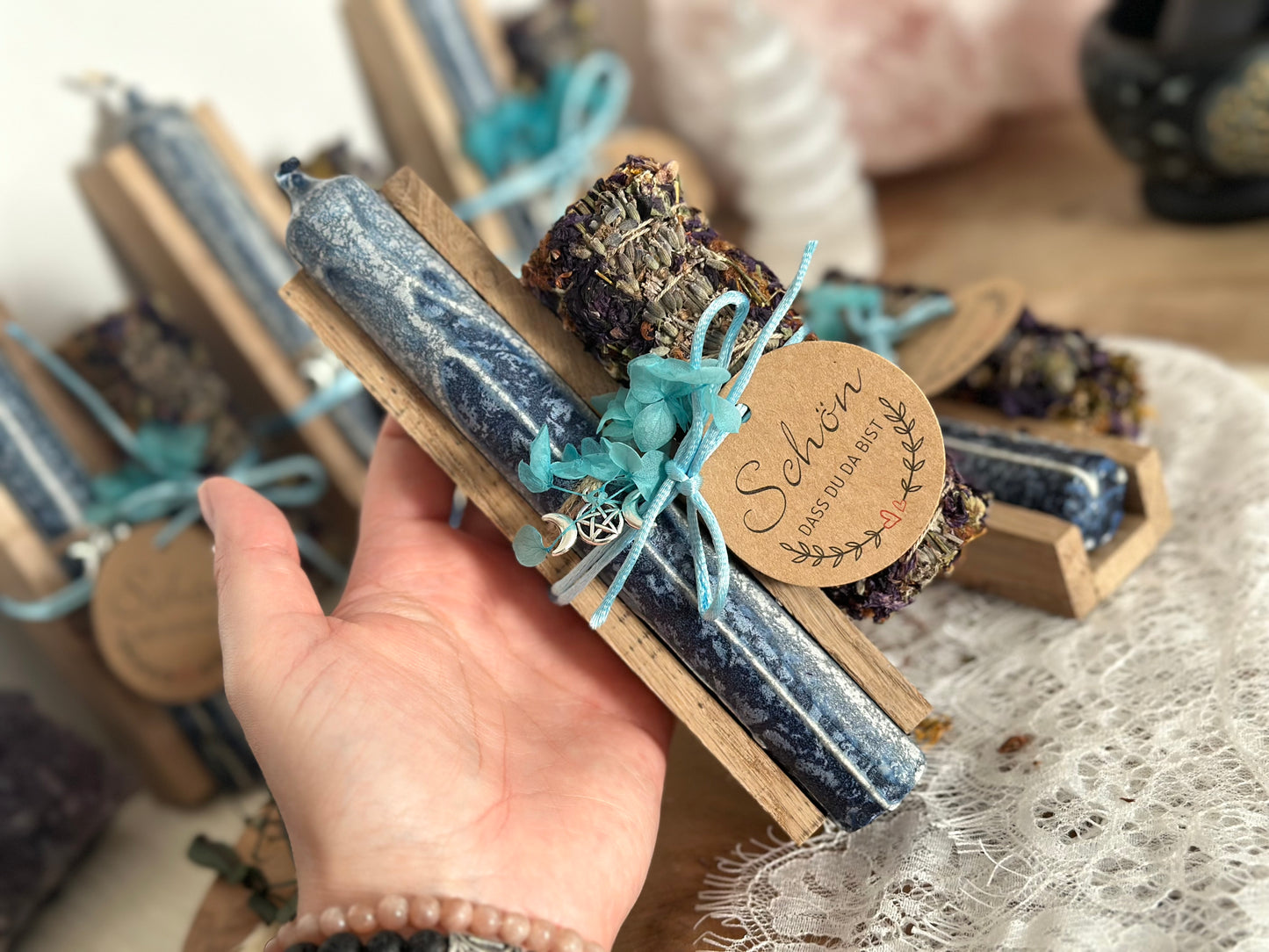 Ritualset „Seelenmomente- Sei ganz bei Dir“ mit Ritualkerze und Räucherbündel ( Johanniskraut, Lavendel, Malve) Chenoas Zaubergarten