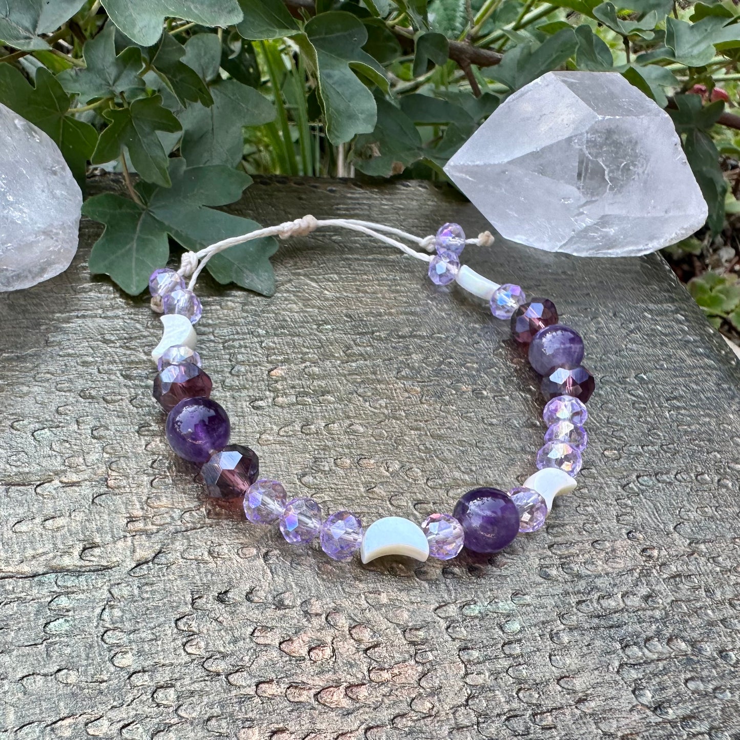 🌙 „Mondlicht & Klarheit“ – Amethyst-Armband mit Perlmutt-Mond 🌙