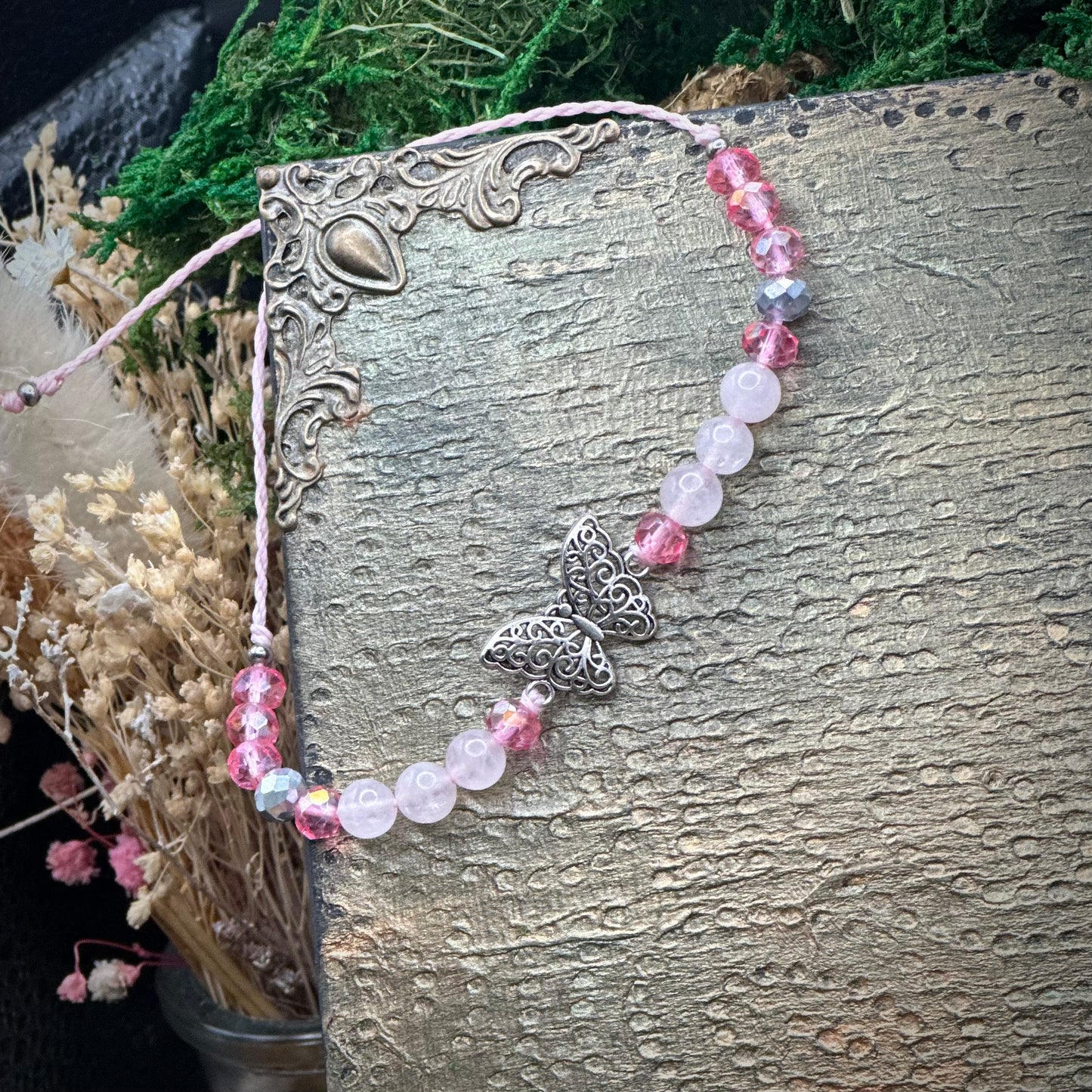 🌸 Makramee-Armband „Schmetterlingszauber“ – Rosenquarz & Glasperlen 🌸
