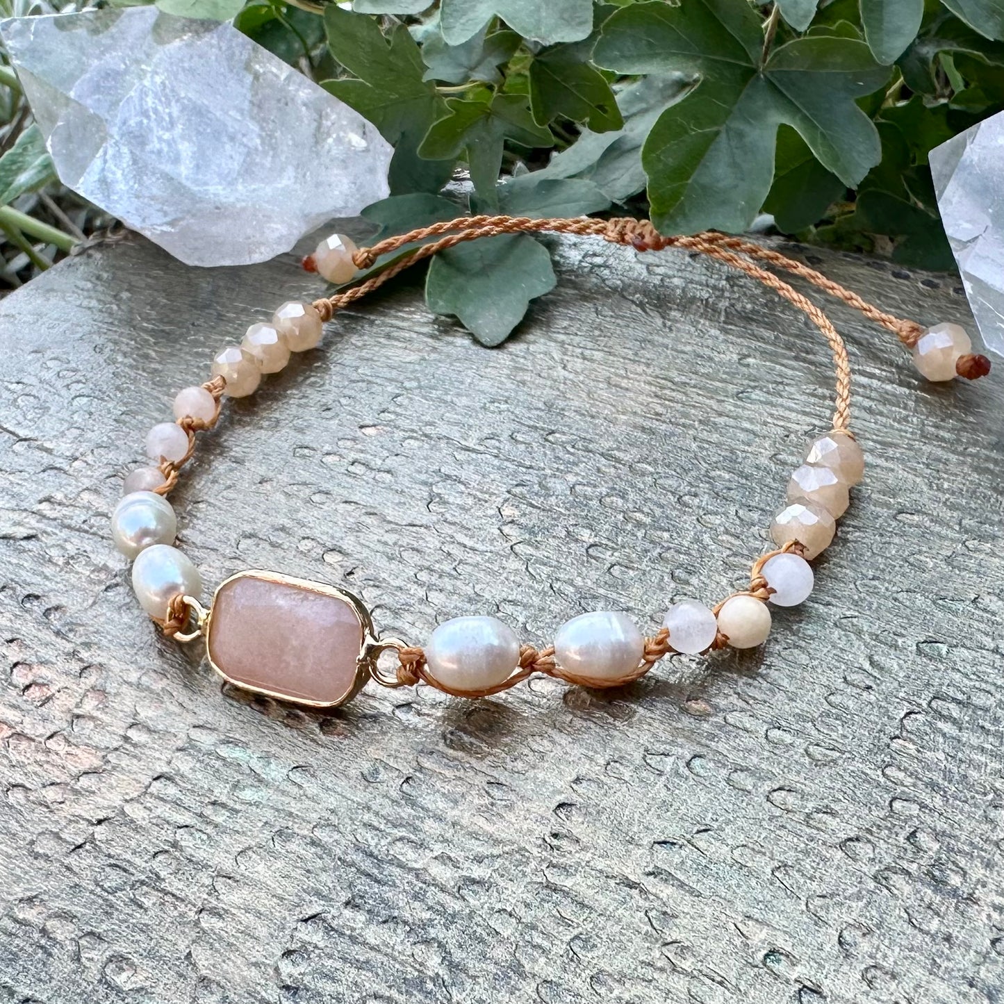 🌙 „Mondlicht & Weiblichkeit“ – Armband mit Mondstein & Süßwasserperlen