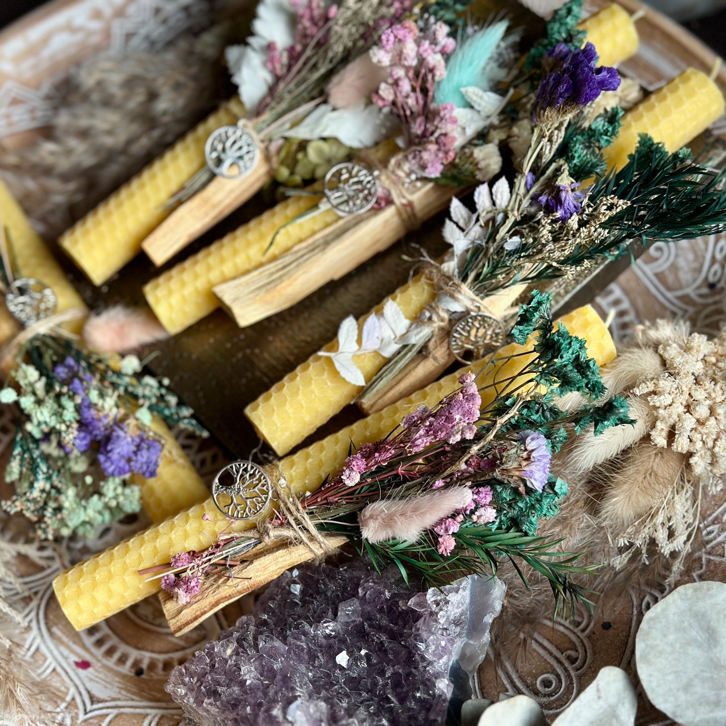Zauberhafte Bienenwachs-Stabkerze mit Palo Santo und Blütensträußchen – inkl. Lebensbaum-Anhänger