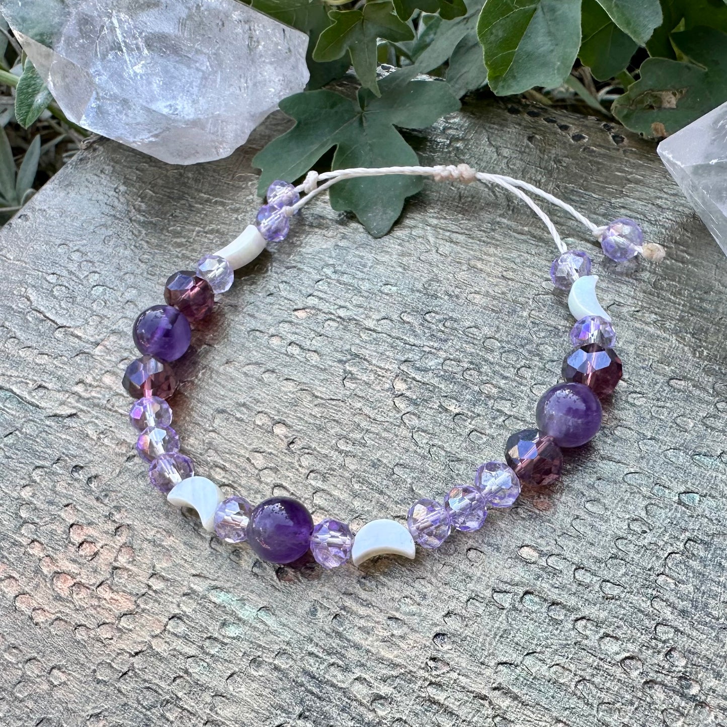 🌙 „Mondlicht & Klarheit“ – Amethyst-Armband mit Perlmutt-Mond 🌙