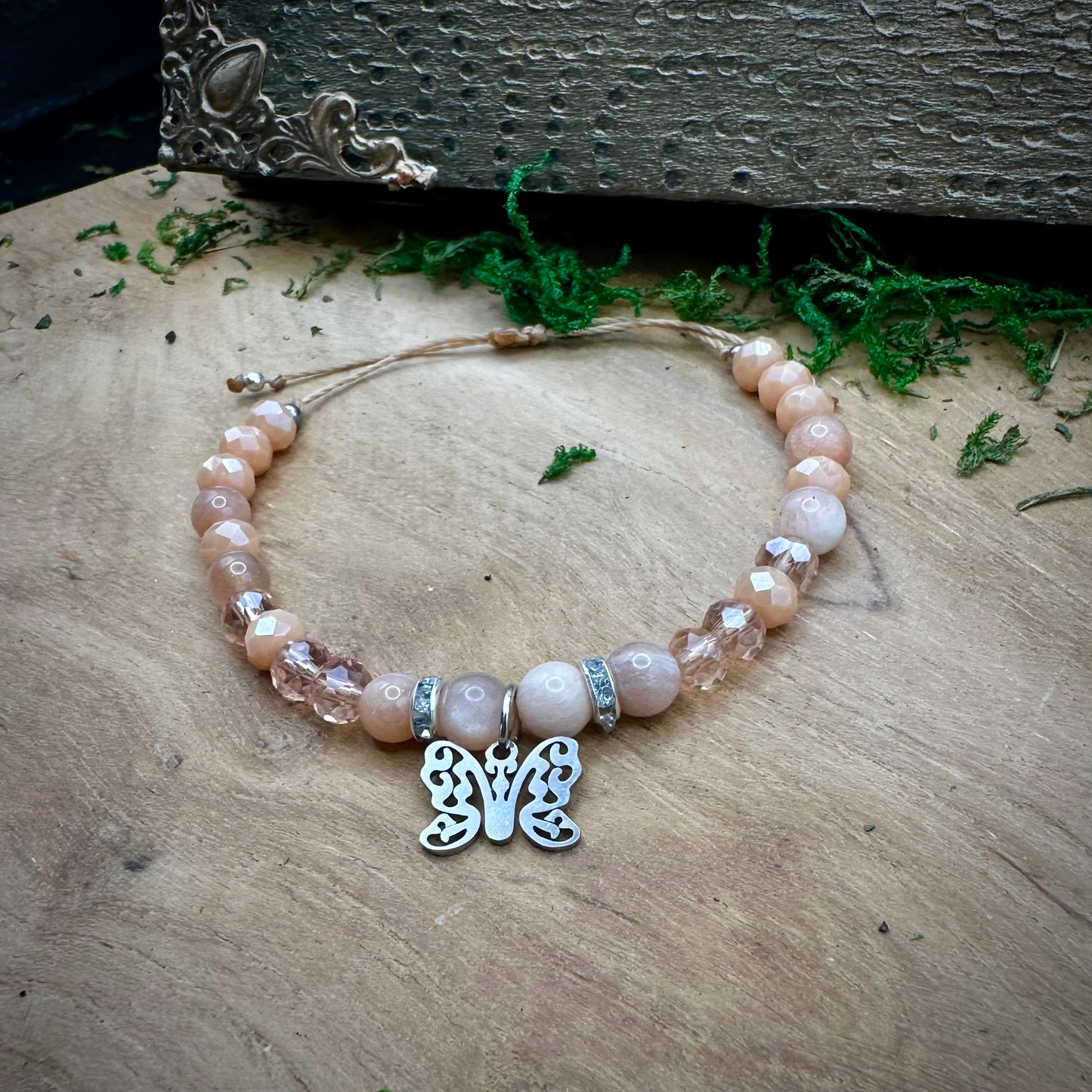 🌙 Makramee-Armband „Schmetterlingslicht“ – Mondstein & Glasperlen 🌙