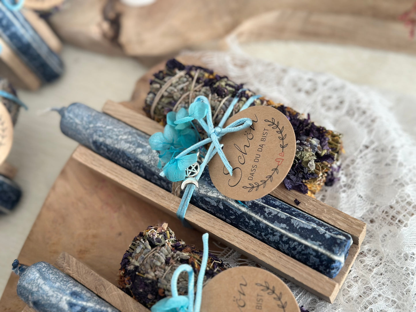 Ritualset „Seelenmomente- Sei ganz bei Dir“ mit Ritualkerze und Räucherbündel ( Johanniskraut, Lavendel, Malve) Chenoas Zaubergarten