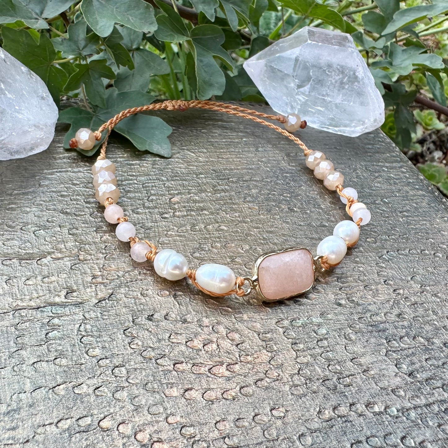 🌙 „Mondlicht & Weiblichkeit“ – Armband mit Mondstein & Süßwasserperlen