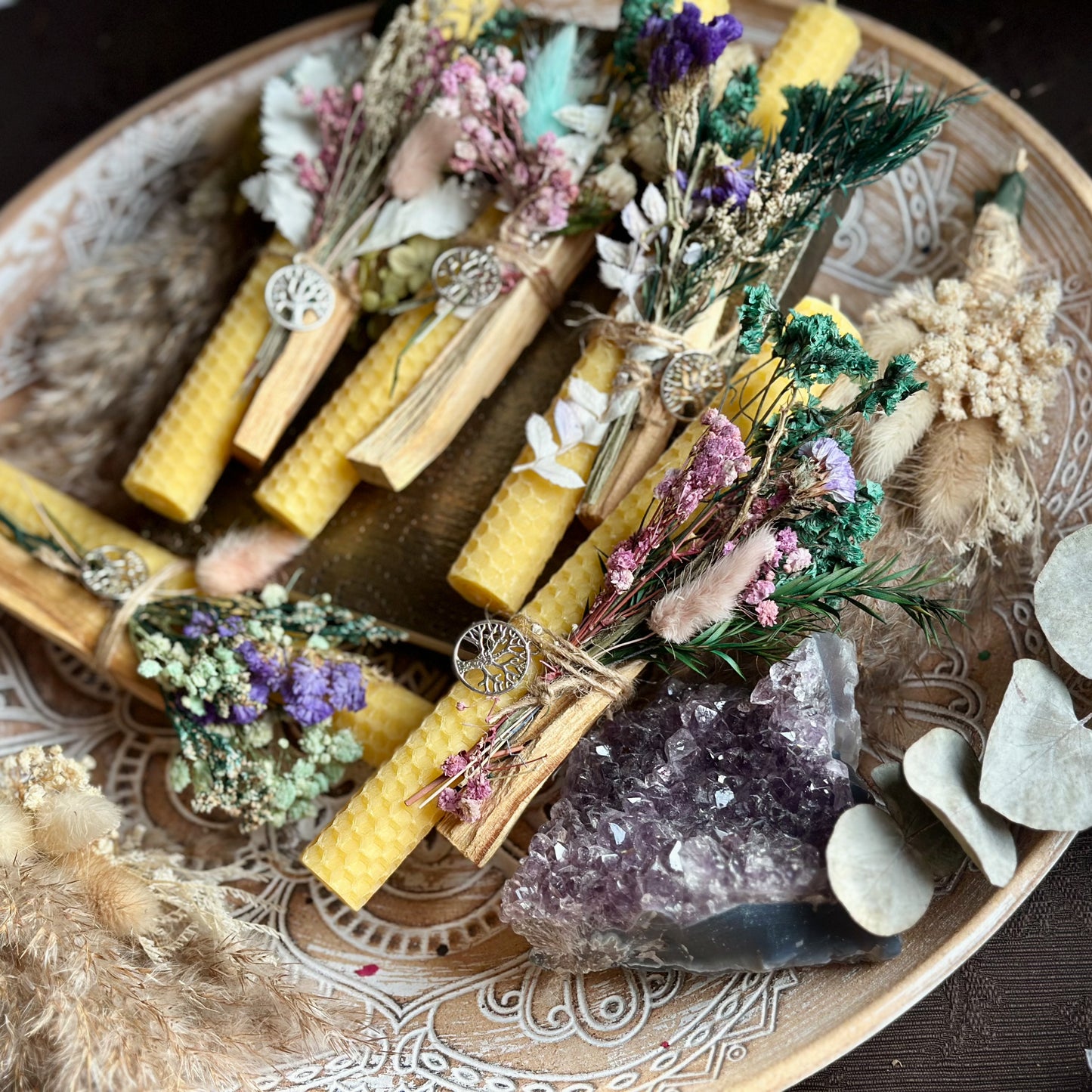 Zauberhafte Bienenwachs-Stabkerze mit Palo Santo und Blütensträußchen – inkl. Lebensbaum-Anhänger