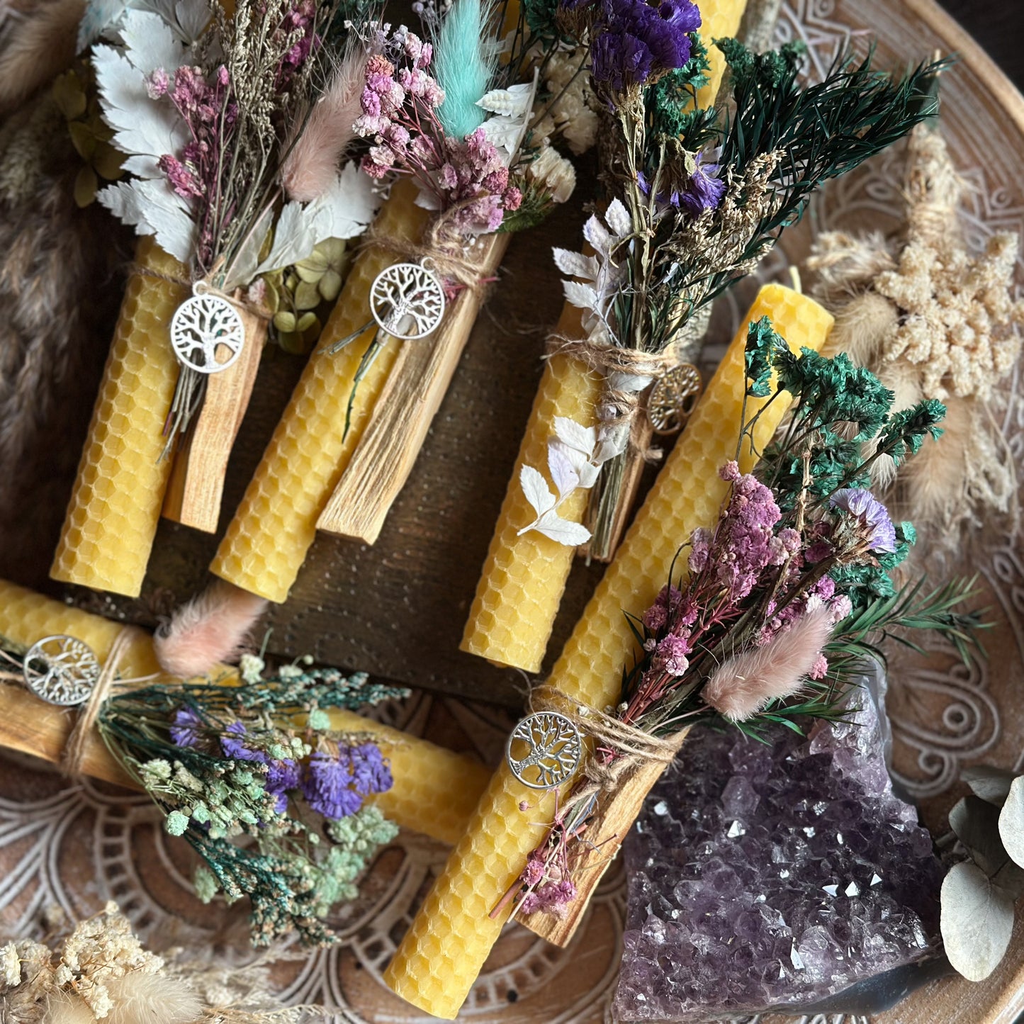 Zauberhafte Bienenwachs-Stabkerze mit Palo Santo und Blütensträußchen – inkl. Lebensbaum-Anhänger