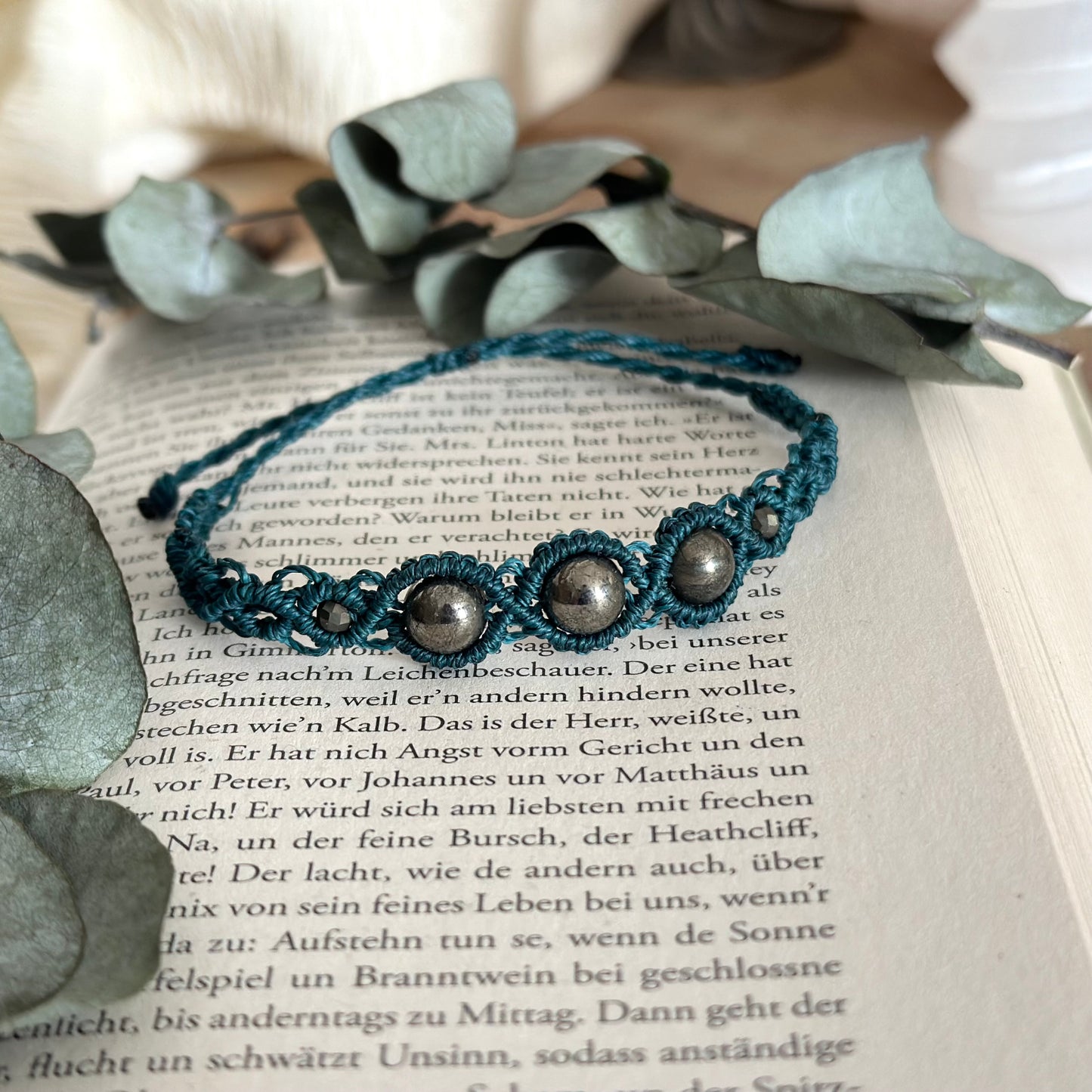 Pyrit Kristall Makramee Armband „Money Me“ in Türkis und 2 extra faccetierten Perlen Chenoas Zaubergarten
