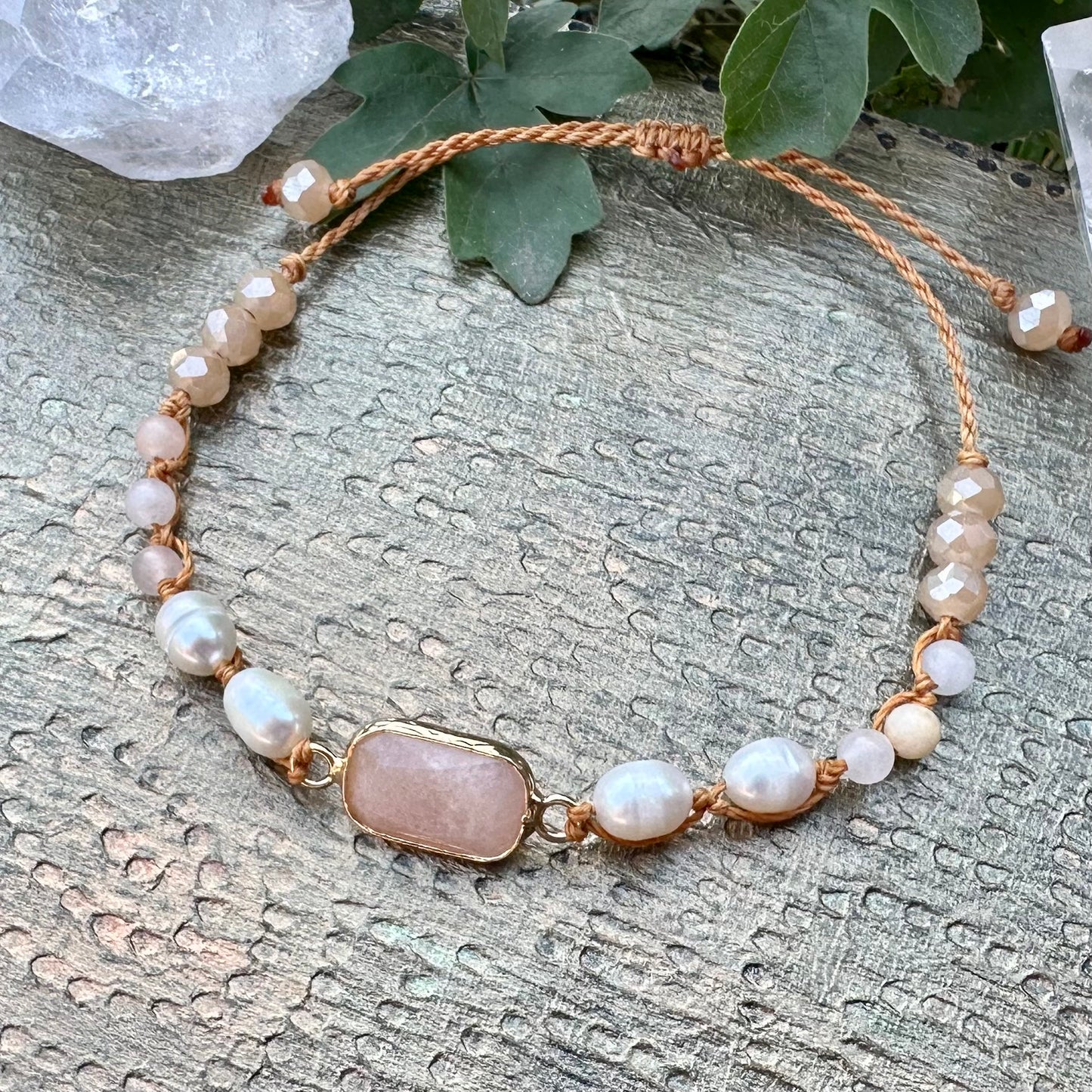 🌙 „Mondlicht & Weiblichkeit“ – Armband mit Mondstein & Süßwasserperlen