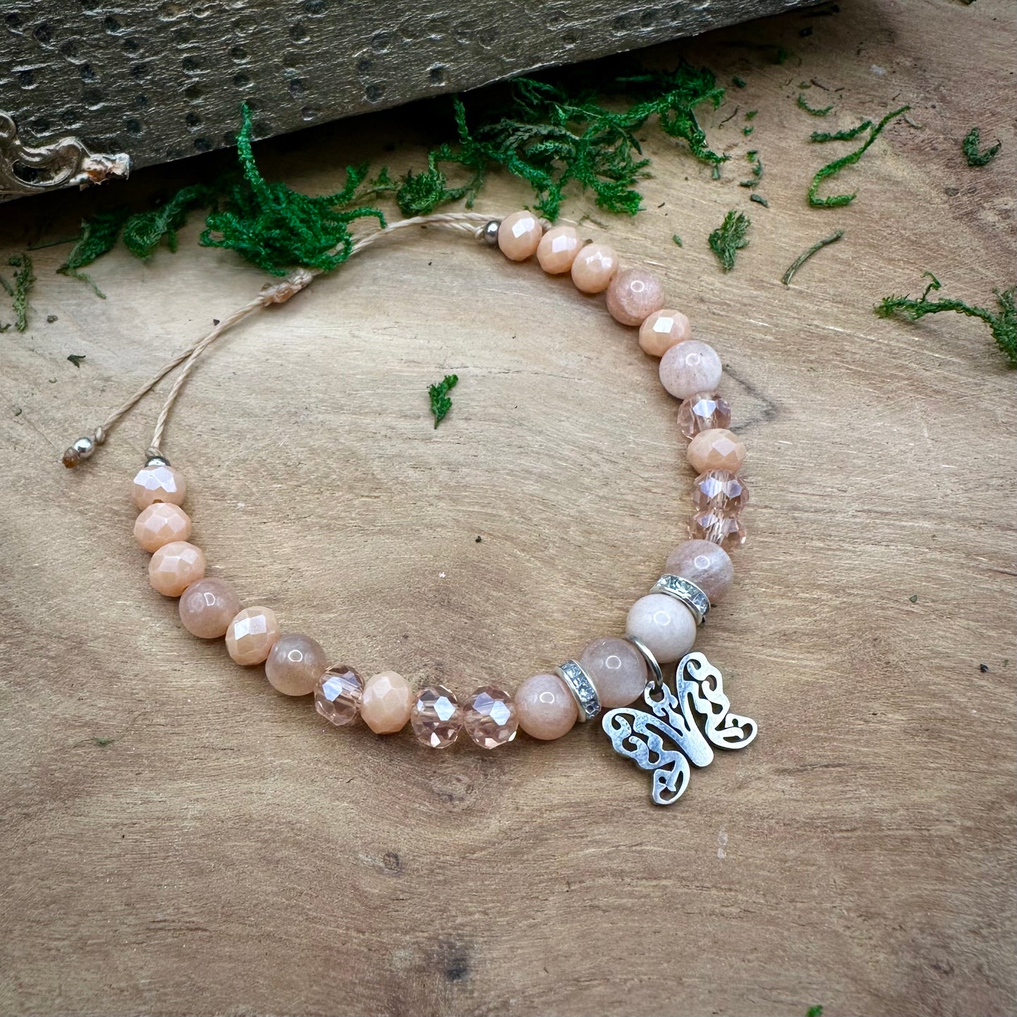 🌙 Makramee-Armband „Schmetterlingslicht“ – Mondstein & Glasperlen 🌙