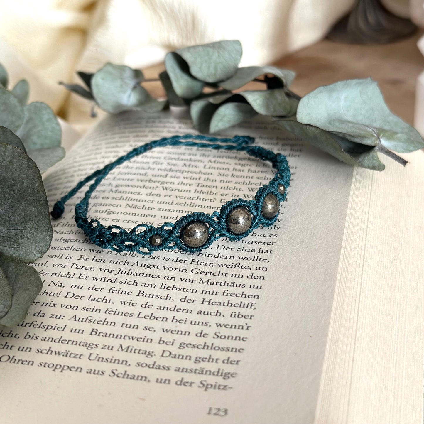 Pyrit Kristall Makramee Armband „Money Me“ in Türkis und 2 extra faccetierten Perlen Chenoas Zaubergarten