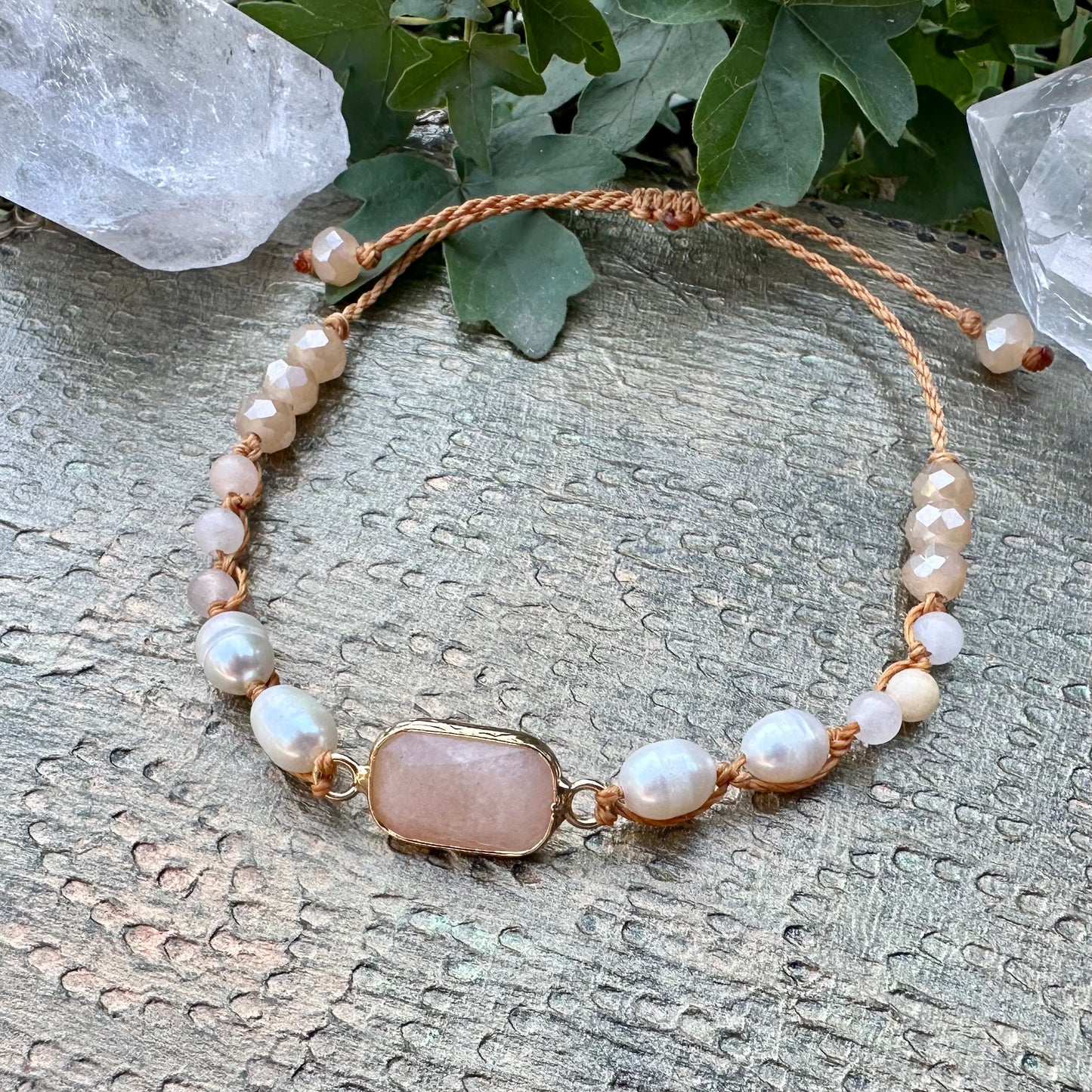 🌙 „Mondlicht & Weiblichkeit“ – Armband mit Mondstein & Süßwasserperlen