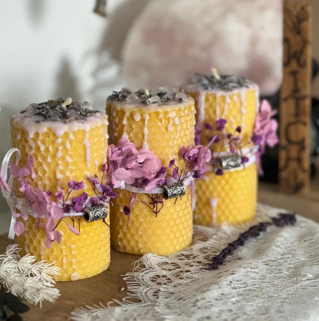 Ostara Bienenwachs Ritualkerze mit Runenbotschaft/ Tag- und Nachtgleiche 22 März-LIMITIERT auf 10 Stück