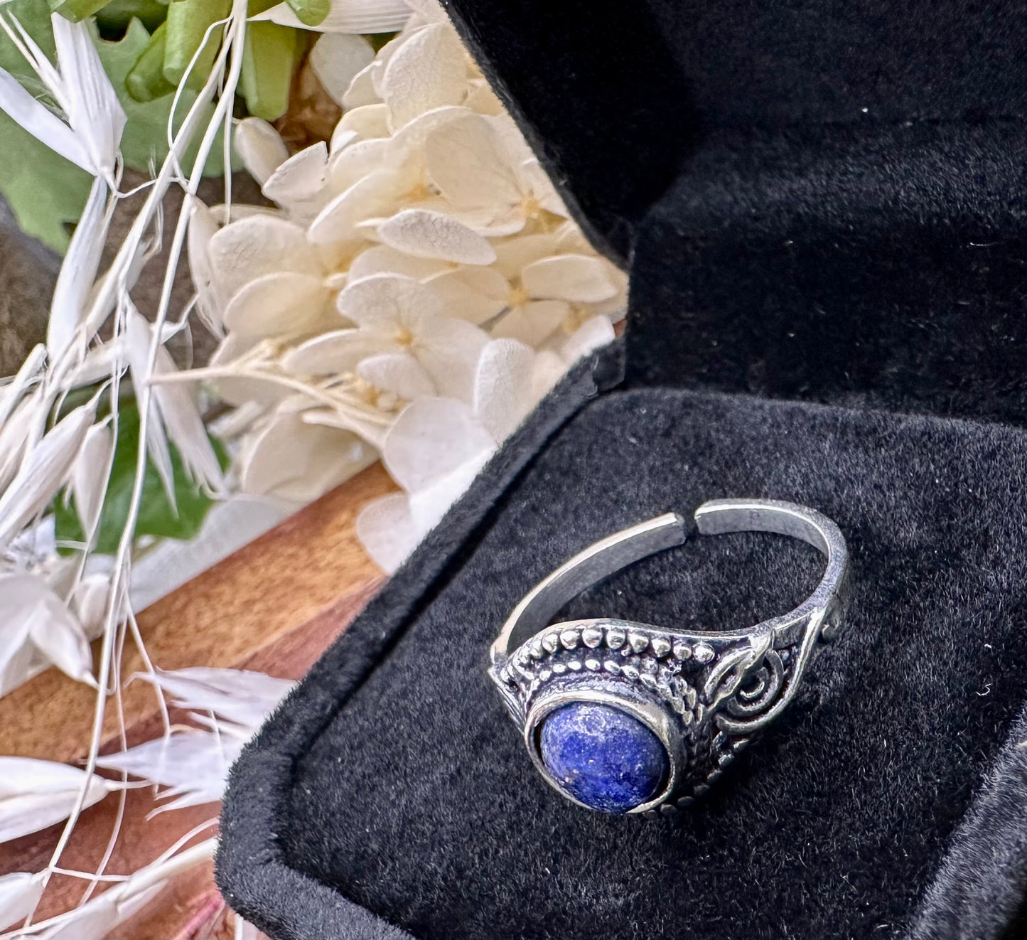 Lapislazuli Ring aus Messing- Stein der Könige Chenoas Zaubergarten