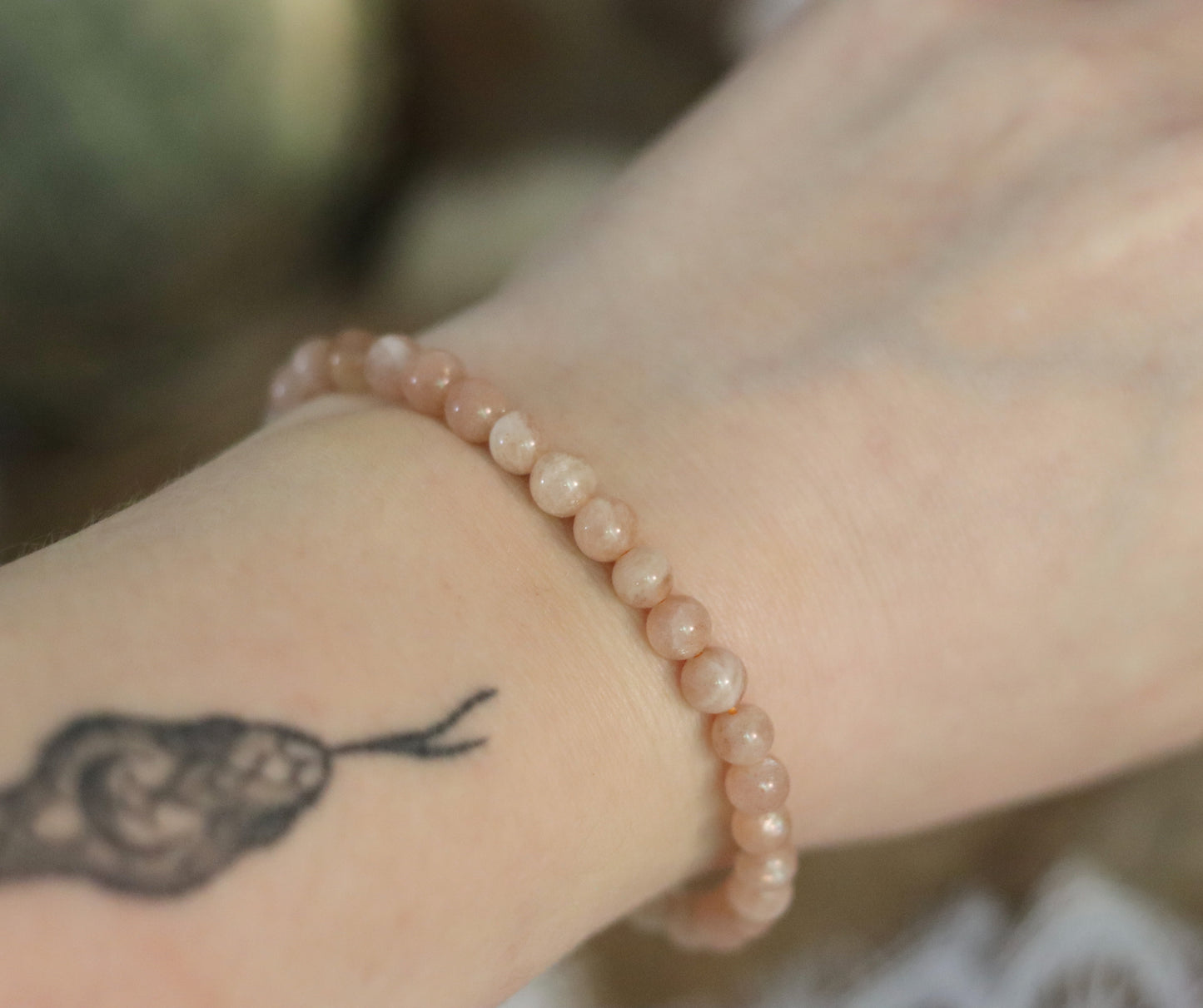 Aprikosen Mondstein Perlenarmband 6mm Chenoas Zaubergarten