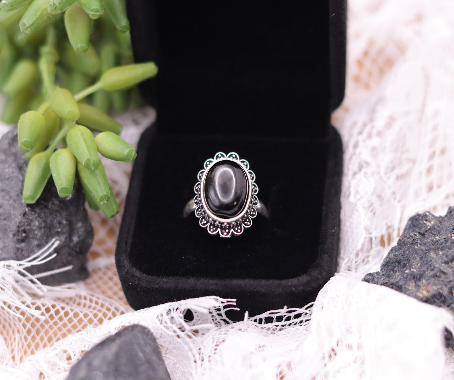 Schwarzer Turmalin Ring aus Edelstahl in Ringbox Chenoas Zaubergarten