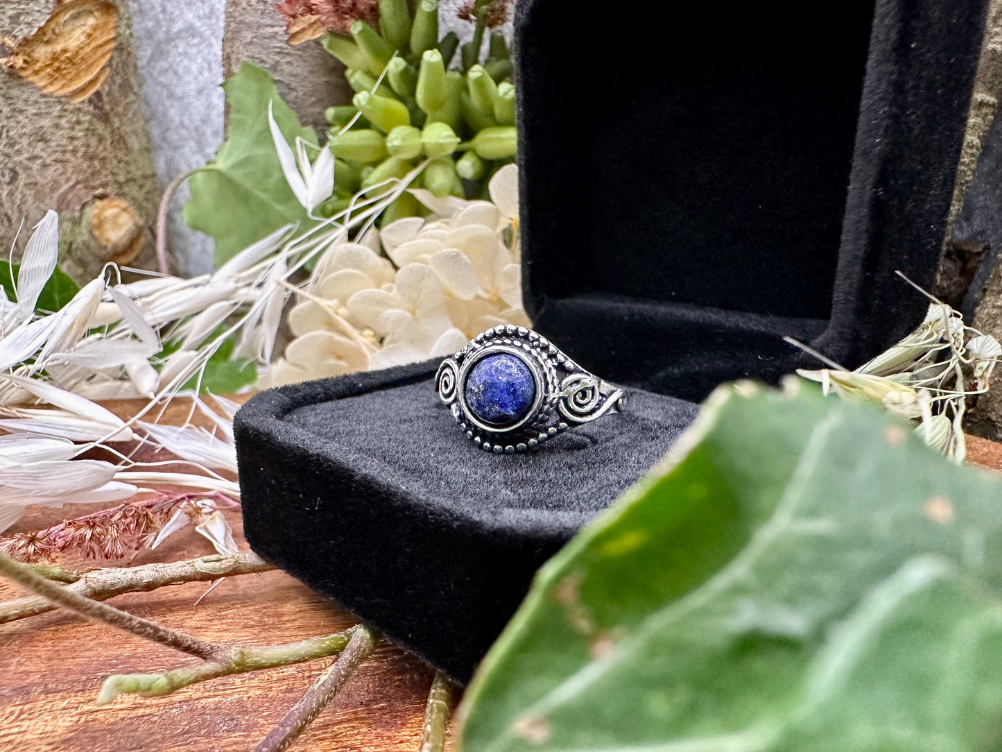 Lapislazuli Ring aus Messing- Stein der Könige Chenoas Zaubergarten