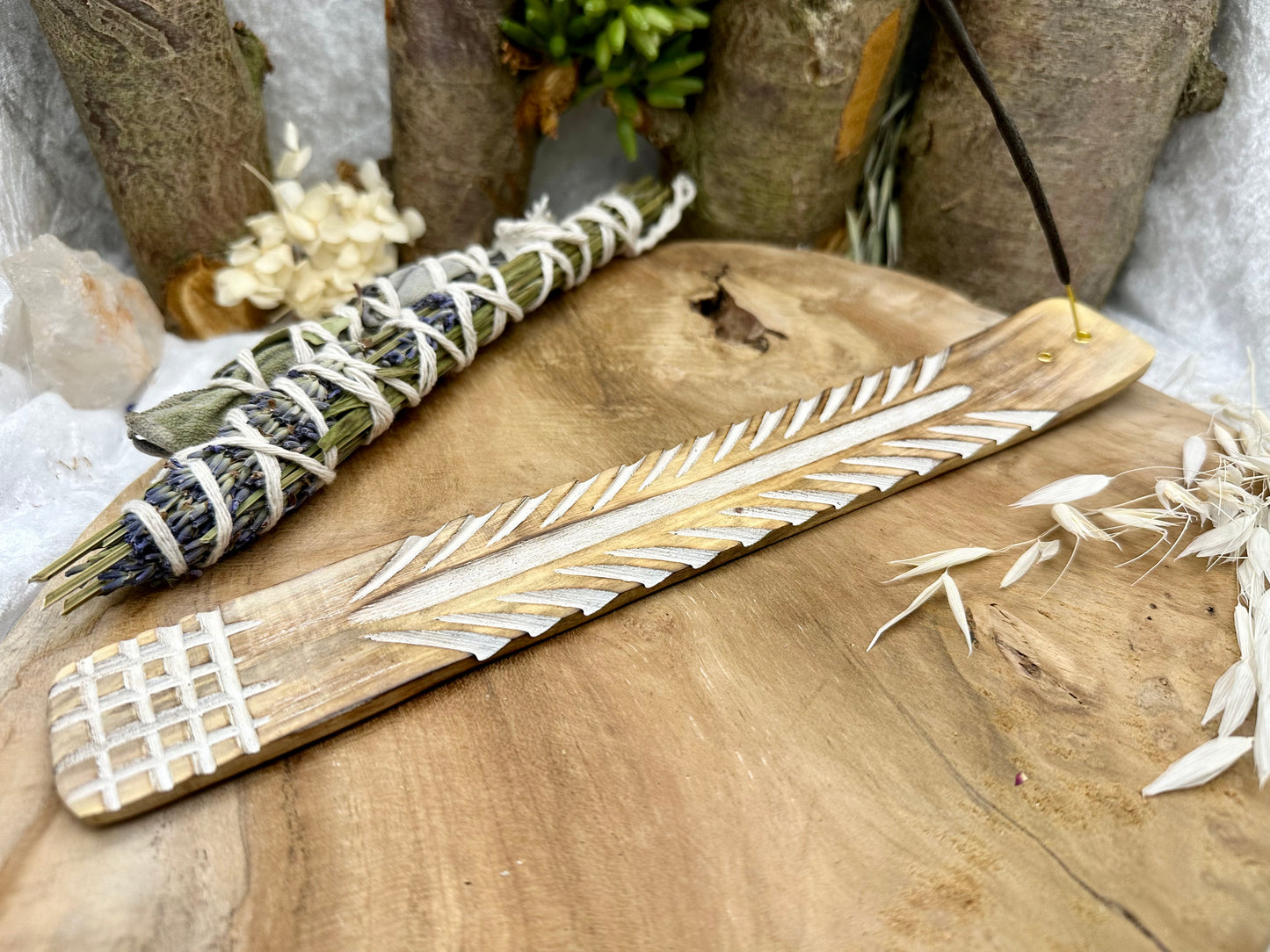 Räucherstäbchenhalter aus Holz mit Ornament-weiß gewachst Chenoas Zaubergarten