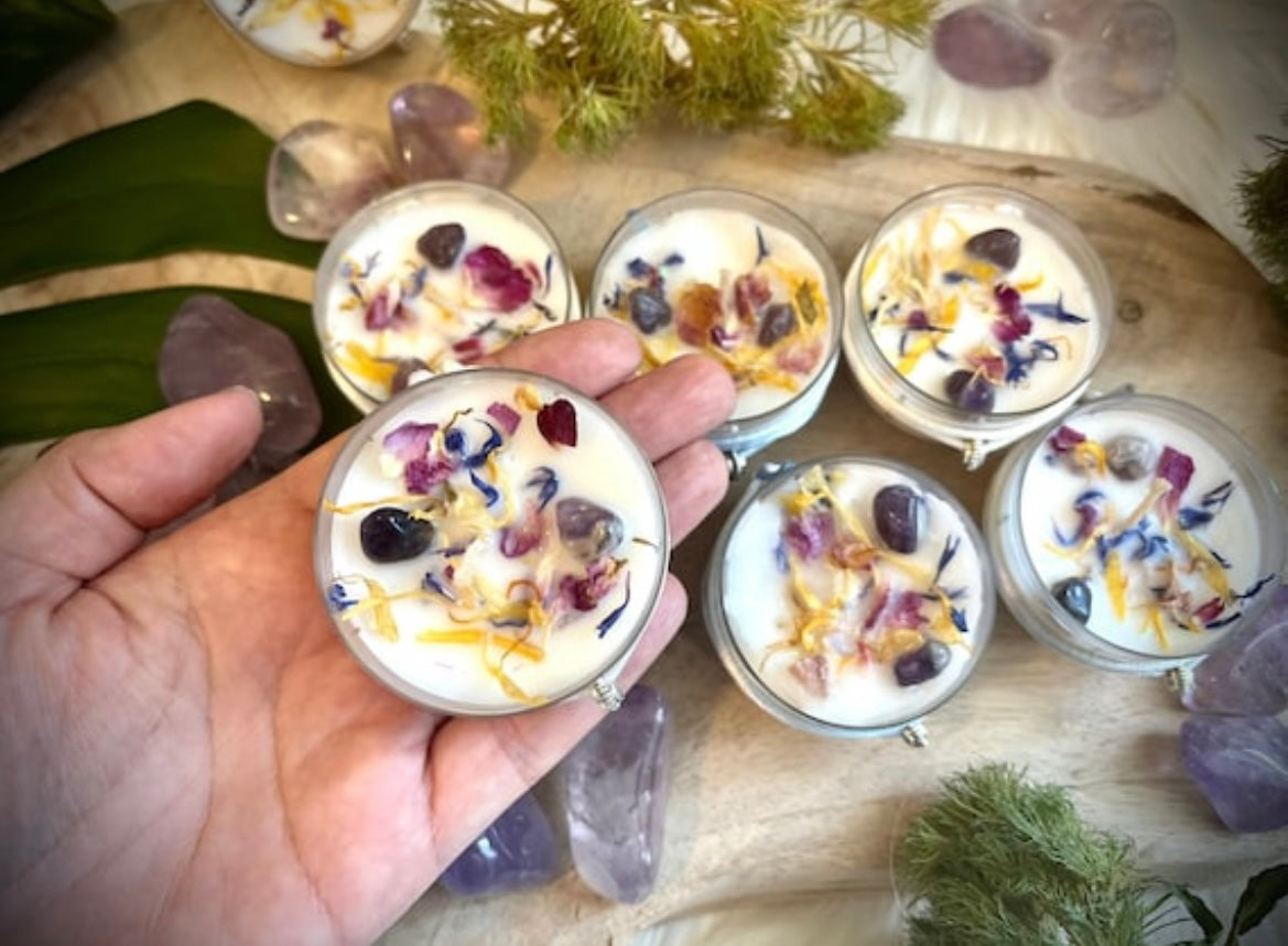 Großes Kristall Teelicht mit Amethyst und Blüten in Sojawachs 100 %natürlich / Harmonie / Glück Chenoas Zaubergarten