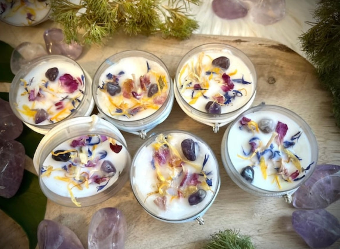 Großes Kristall Teelicht mit Amethyst und Blüten in Sojawachs 100 %natürlich / Harmonie / Glück Chenoas Zaubergarten