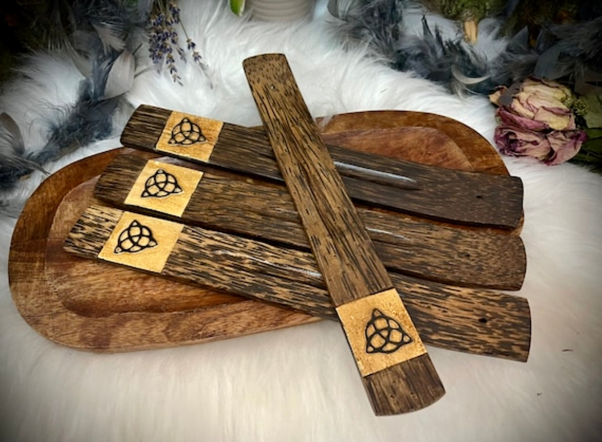 Räucherstäbchen Halter keltische Triquetra aus Palmholz/ Trinity Knoten - Chenoas Zaubergarten