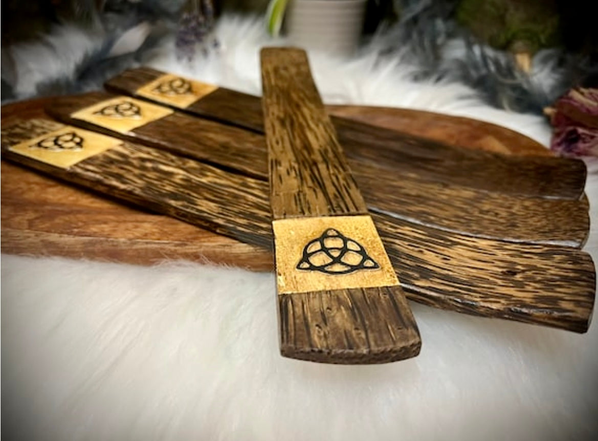 Räucherstäbchen Halter keltische Triquetra aus Palmholz/ Trinity Knoten - Chenoas Zaubergarten
