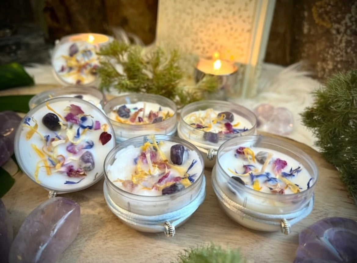 Großes Kristall Teelicht mit Amethyst und Blüten in Sojawachs 100 %natürlich / Harmonie / Glück Chenoas Zaubergarten