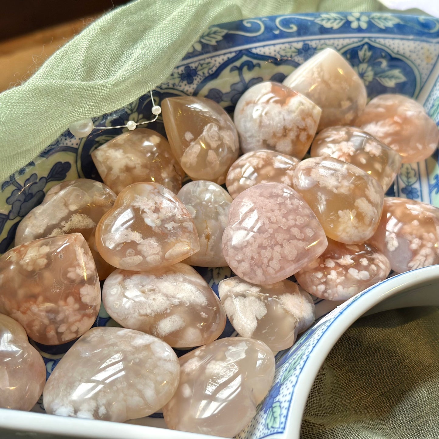 🌸 Kirschblüten-Chalcedon – Stein der zarten Herzöffnung
