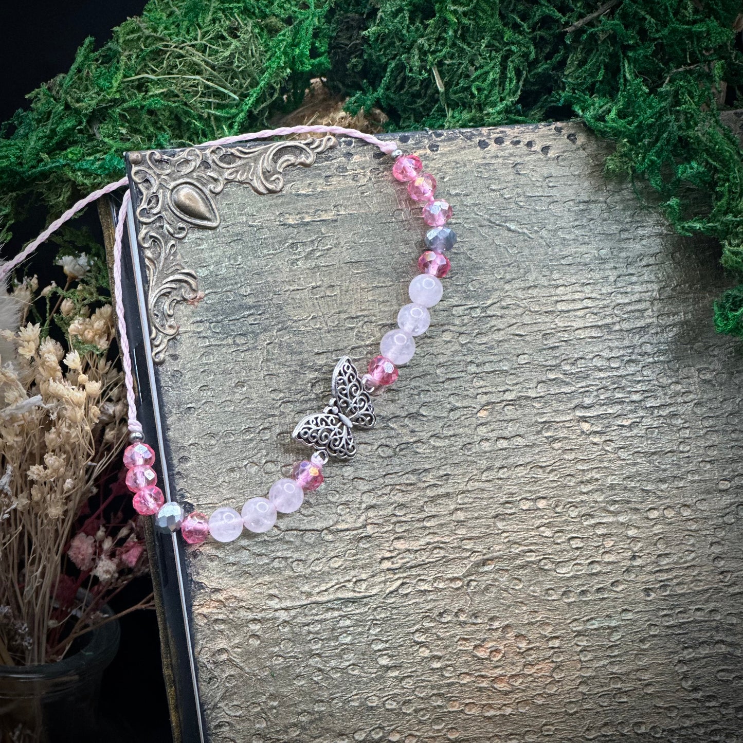 🌸 Makramee-Armband „Schmetterlingszauber“ – Rosenquarz & Glasperlen 🌸