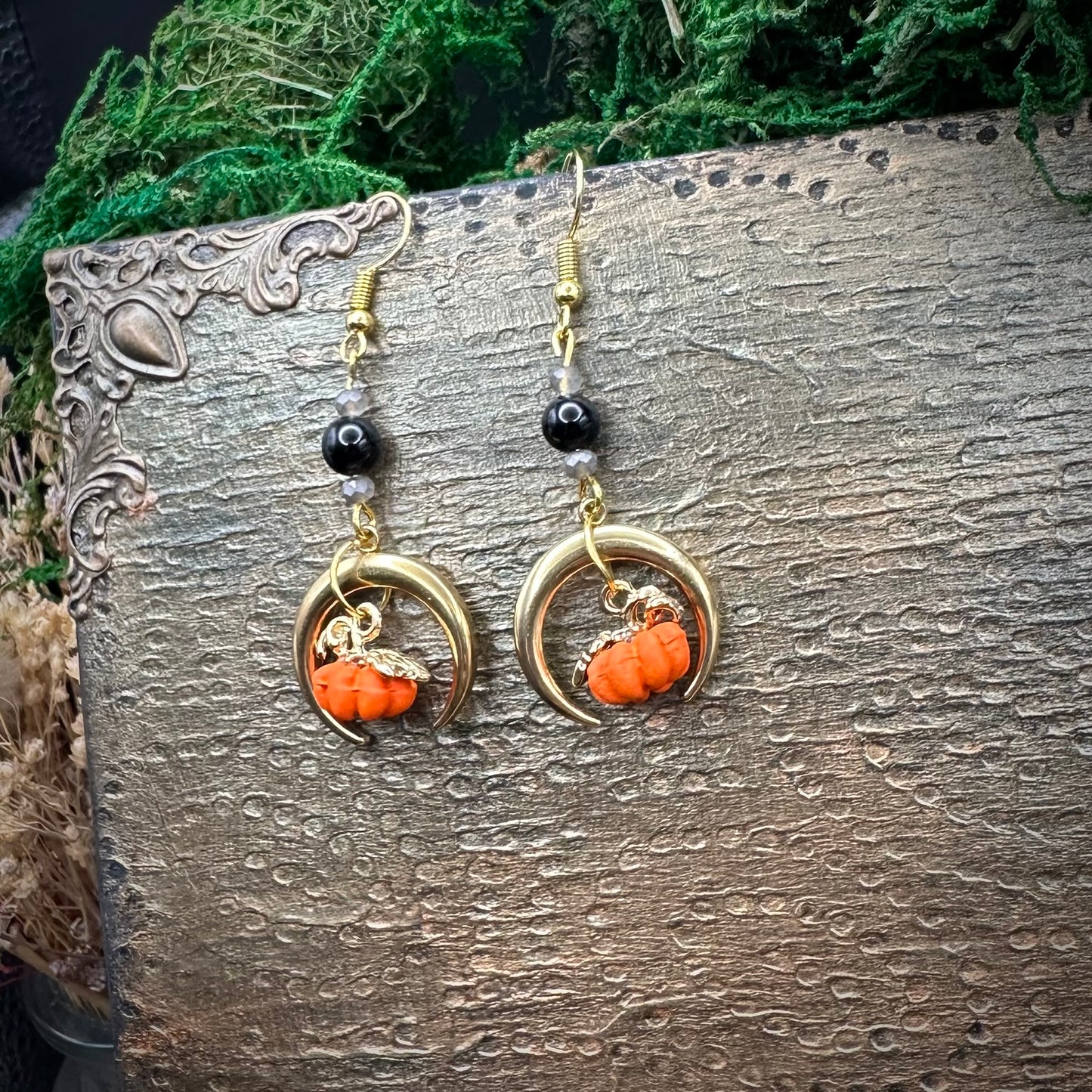 Goldene Herbstzauber-Ohrhänger – Kürbis, Obsidian & Glasperlen
