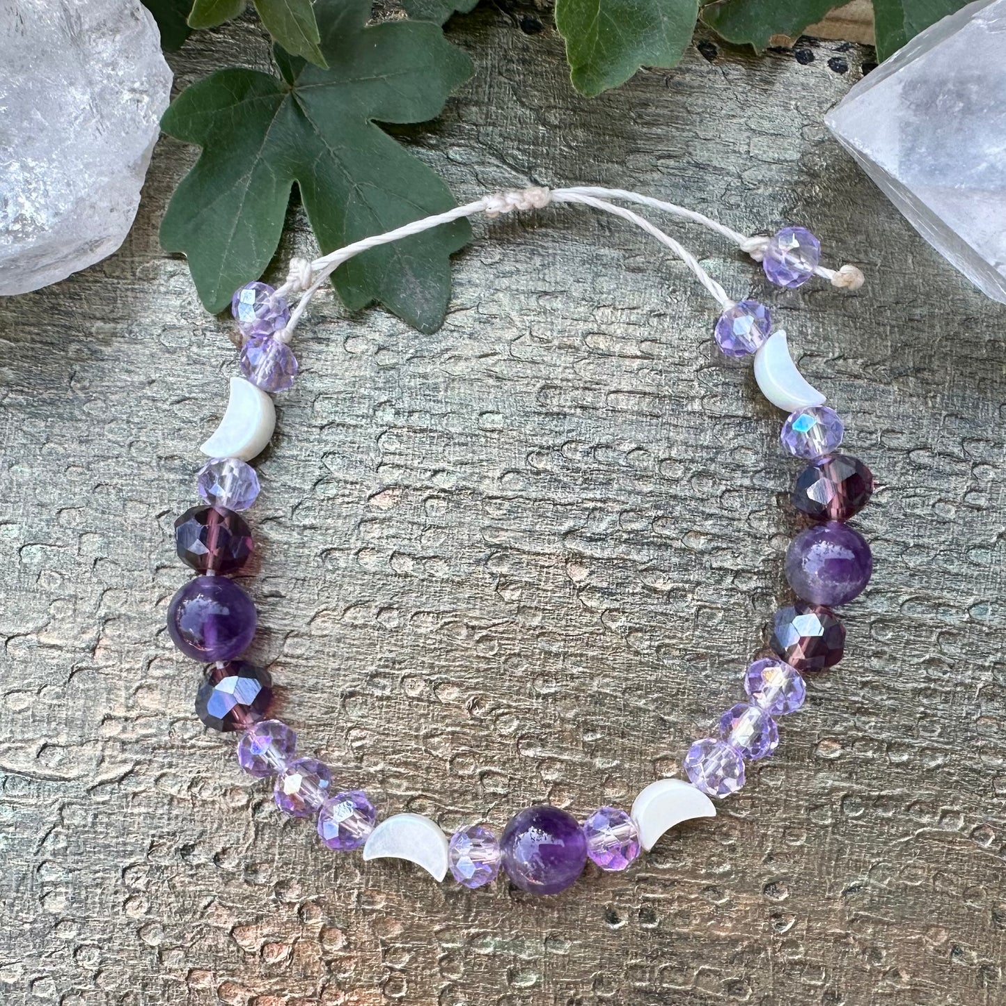 🌙 „Mondlicht & Klarheit“ – Amethyst-Armband mit Perlmutt-Mond 🌙