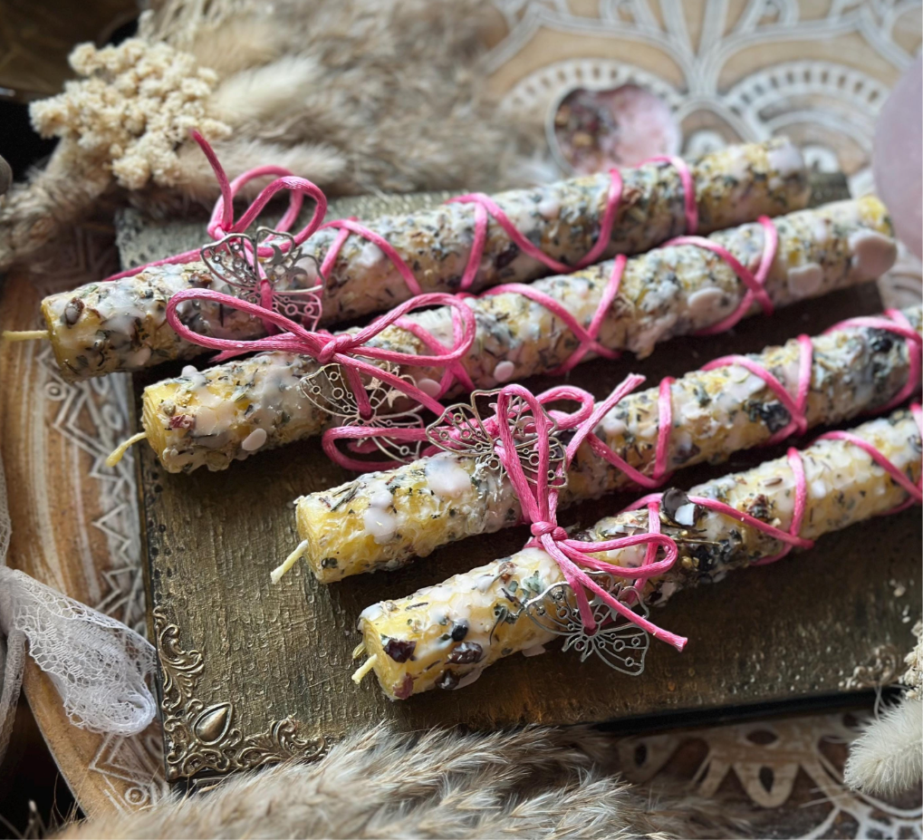 Ritualkerze Frühlingszauber– Handgefertigte Bienenwachs-Stabkerze mit Rapswachs, Kräutern & magischem Mottenanhänger