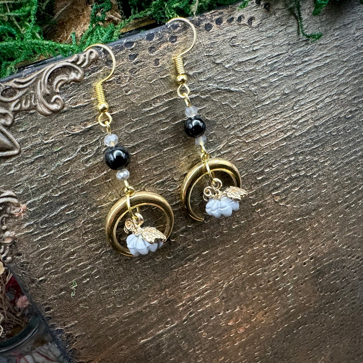 Goldene Herbstzauber-Ohrhänger – Kürbis, Obsidian & Glasperlen