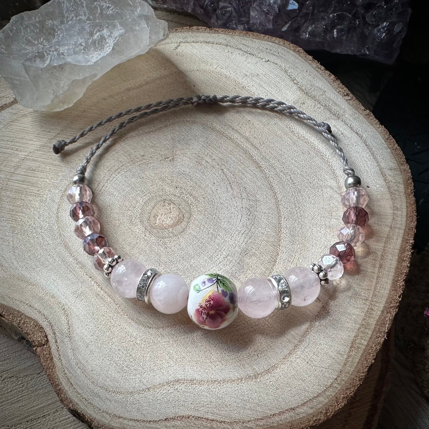 Makramee Armband „Herzöffnung“ mit Rosenquarz & Keramikperle