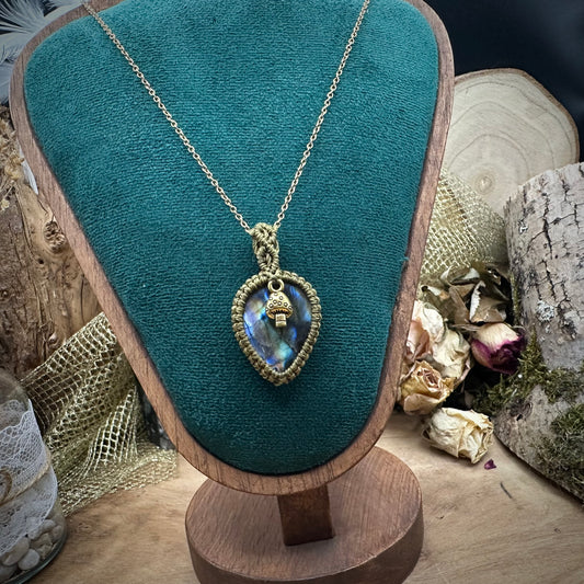 Magisches Makramee Labradorit Amulett an Edelstahl