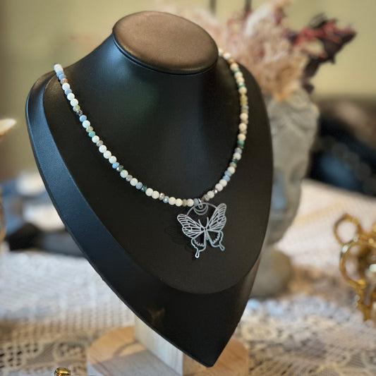 Mystischer Schmetterling – Halskette mit Mondstein & Edelstahl-Anhänger