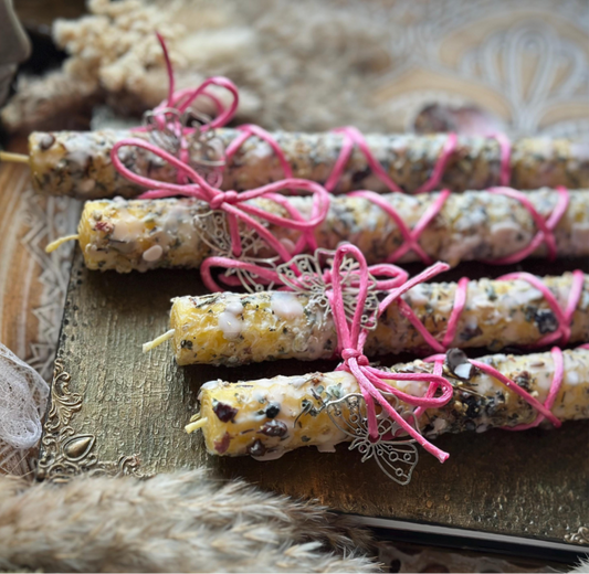 Ritualkerze Frühlingszauber– Handgefertigte Bienenwachs-Stabkerze mit Rapswachs, Kräutern & magischem Mottenanhänger