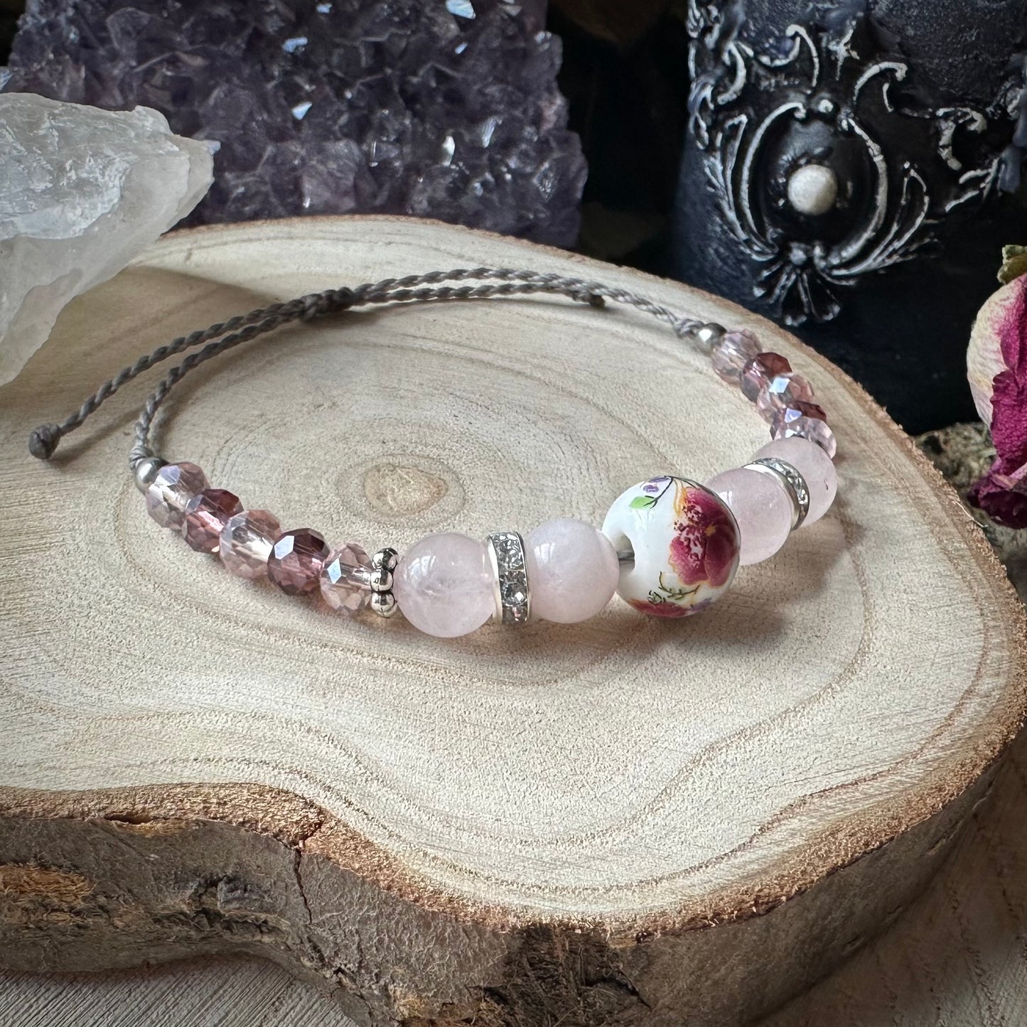 Makramee Armband „Herzöffnung“ mit Rosenquarz & Keramikperle