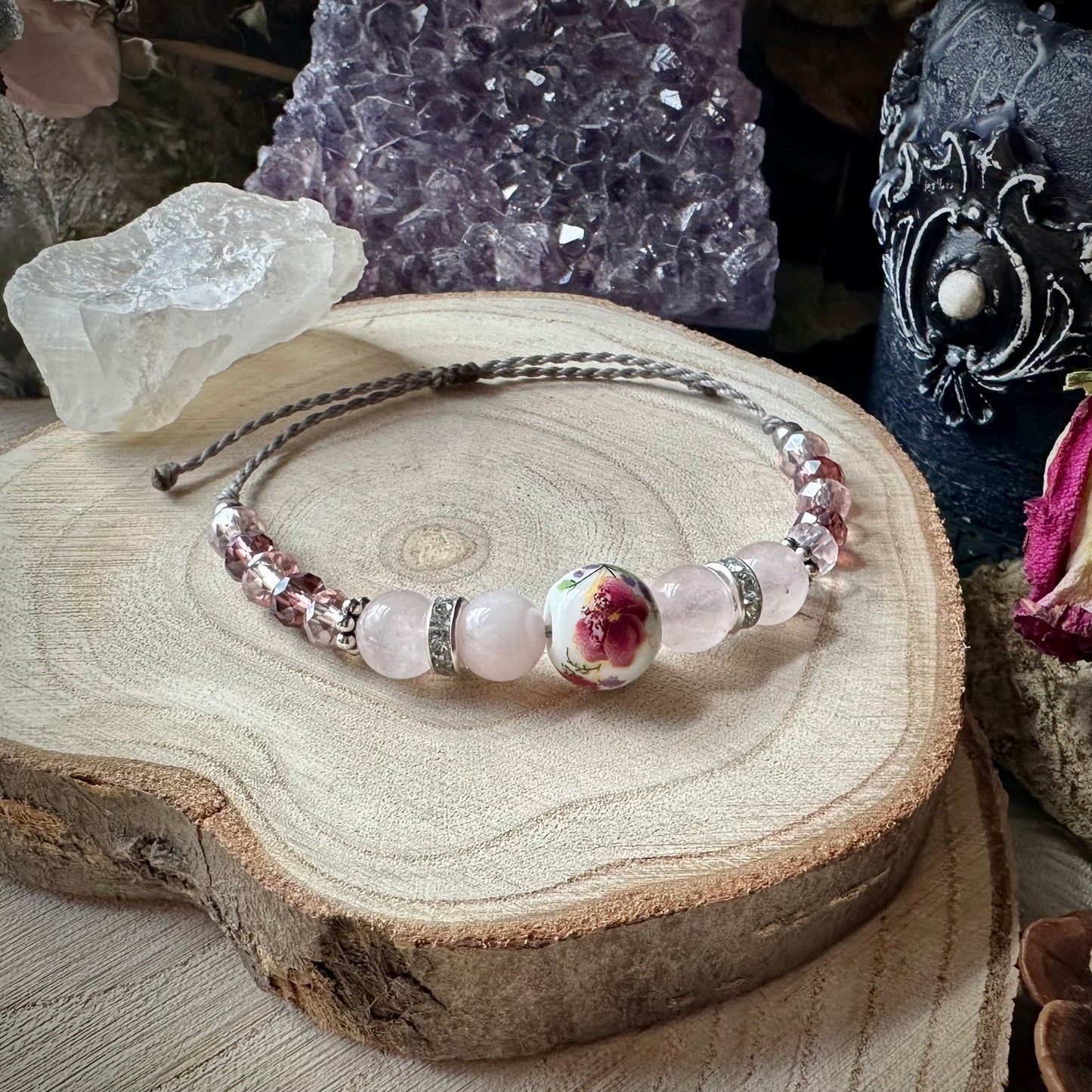 Makramee Armband „Herzöffnung“ mit Rosenquarz & Keramikperle