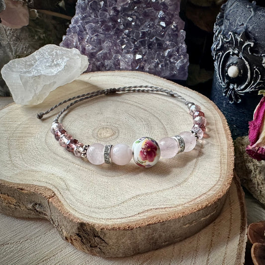 Makramee Armband „Herzöffnung“ mit Rosenquarz & Keramikperle