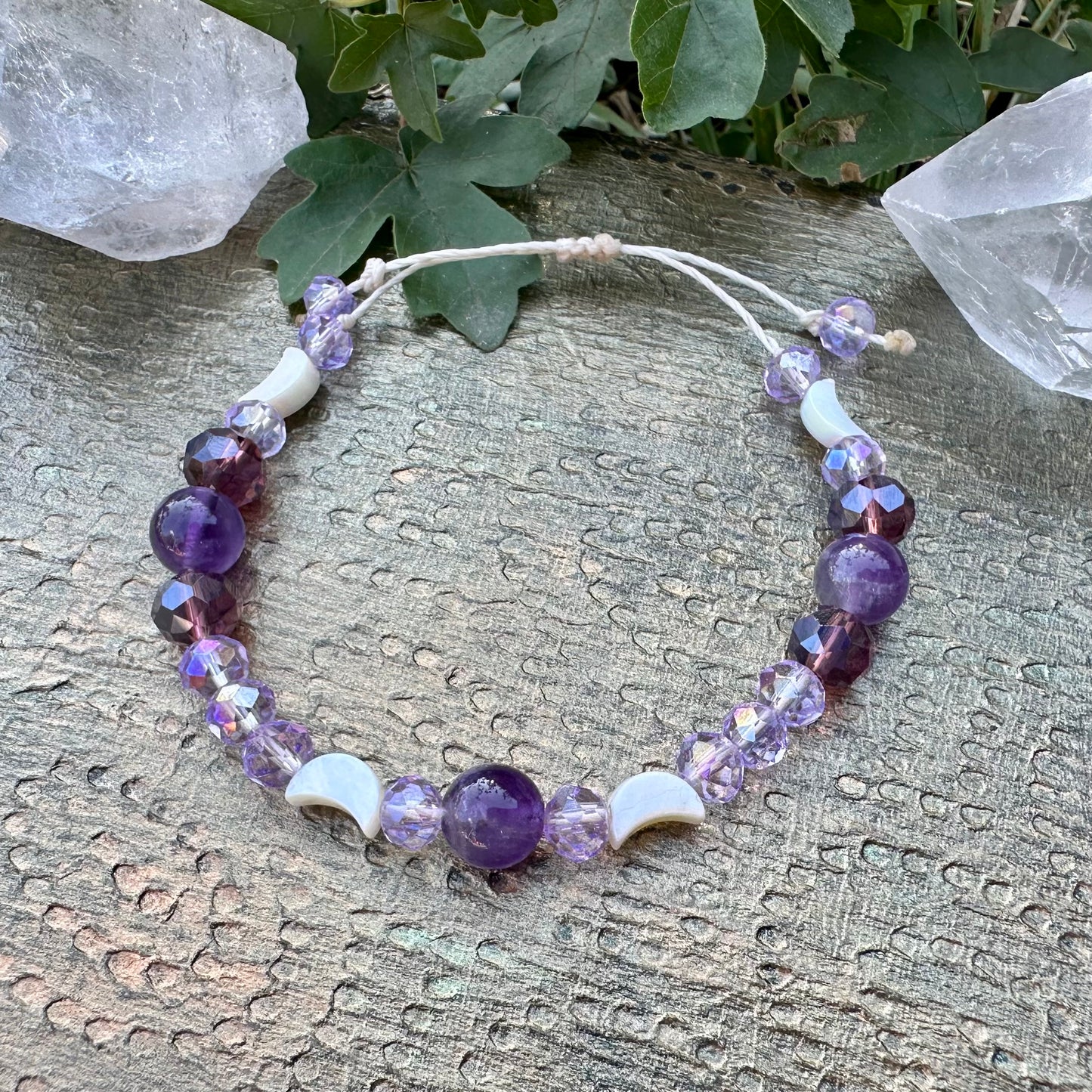 🌙 „Mondlicht & Klarheit“ – Amethyst-Armband mit Perlmutt-Mond 🌙