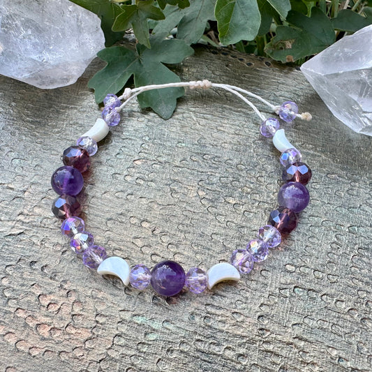 🌙 „Mondlicht & Klarheit“ – Amethyst-Armband mit Perlmutt-Mond 🌙