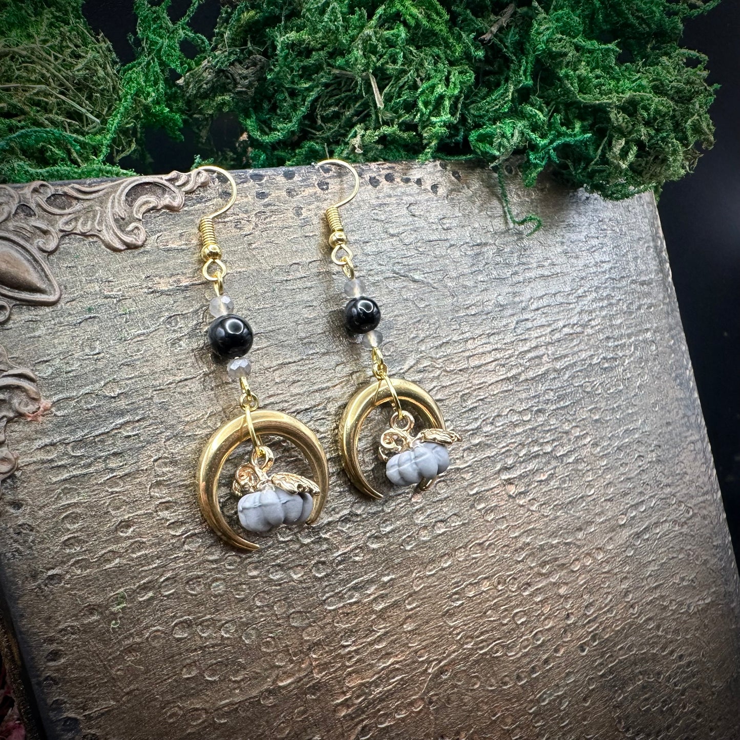 Goldene Herbstzauber-Ohrhänger – Kürbis, Obsidian & Glasperlen