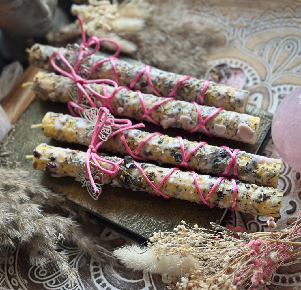 Ritualkerze Frühlingszauber– Handgefertigte Bienenwachs-Stabkerze mit Rapswachs, Kräutern & magischem Mottenanhänger