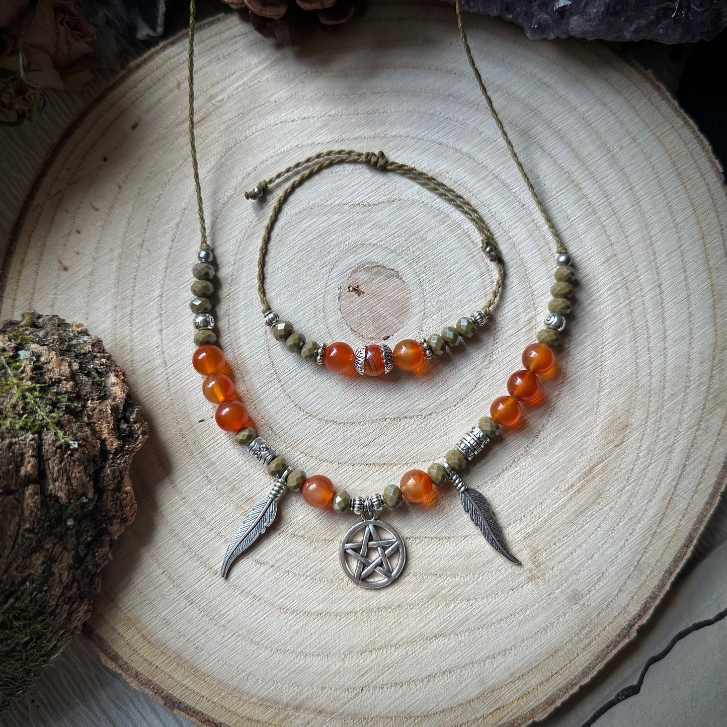 Hexen Makramee Schmuck Set – Pentagramm, Feder & Karneol