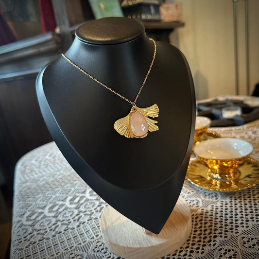 ✨ Goldene Ginkgo-Kette mit Rosenquarz – Herz & Harmonie ✨