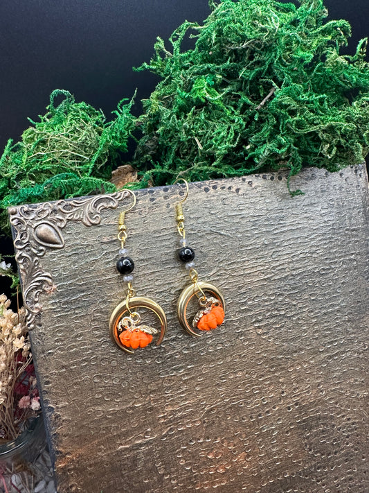 Goldene Herbstzauber-Ohrhänger – Kürbis, Obsidian & Glasperlen
