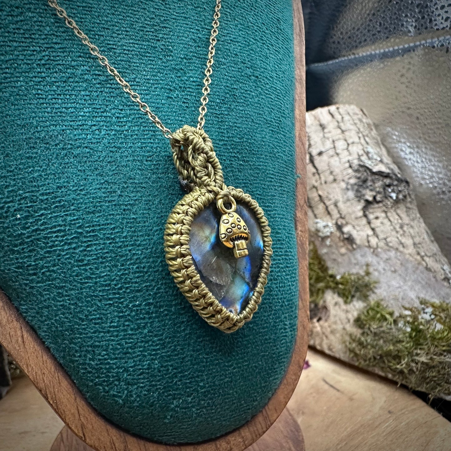 Magisches Makramee Labradorit Amulett an Edelstahl