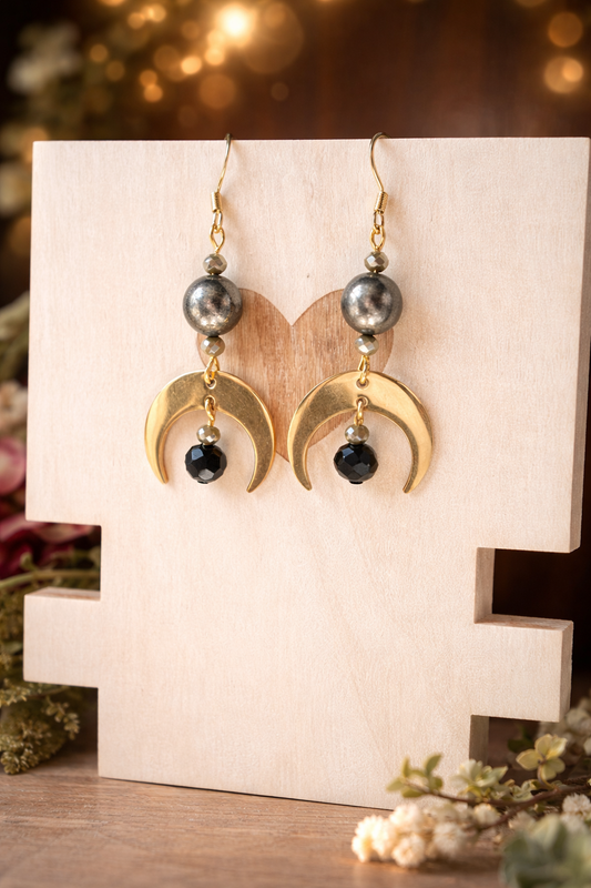 Hexenschmuck Ohrringe „Goldmond & Pyrit“ – für Fülle & Geldanziehung