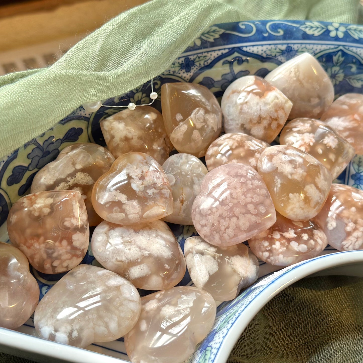 🌸 Kirschblüten-Chalcedon – Stein der zarten Herzöffnung